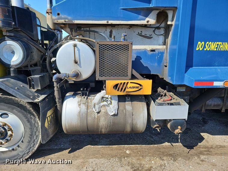 image for item DO4268 2007 Perterbilt 320  refuse truck