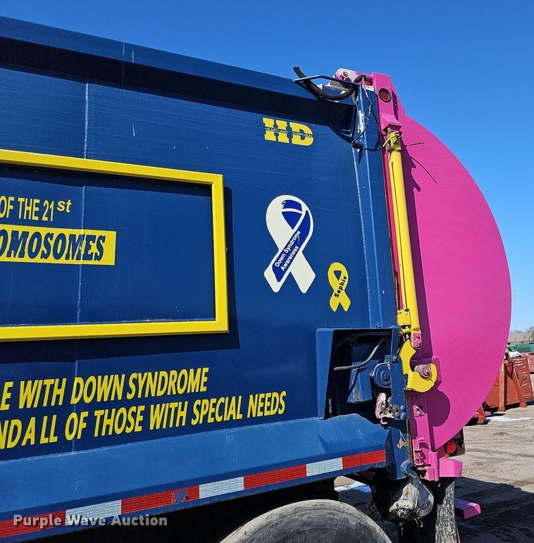 image for item DO4268 2007 Perterbilt 320  refuse truck