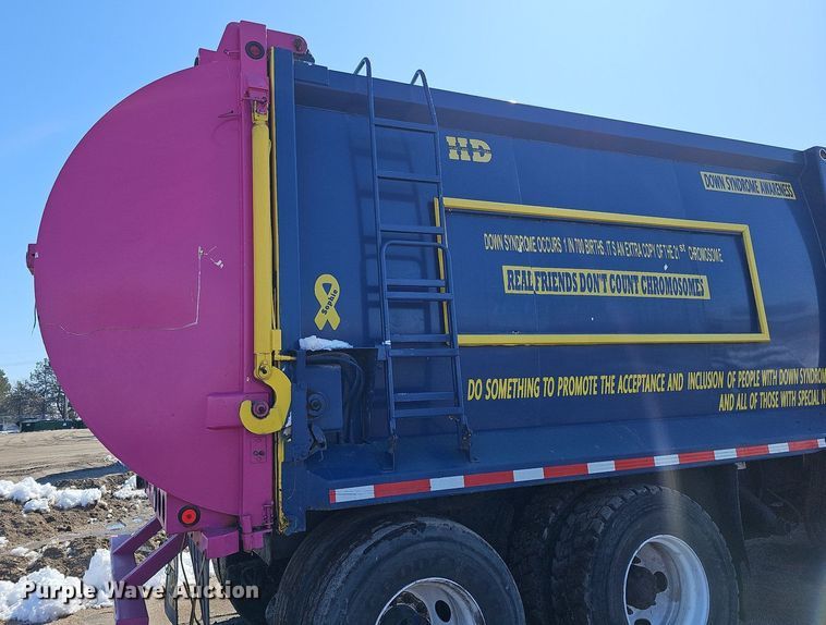 image for item DO4268 2007 Perterbilt 320  refuse truck