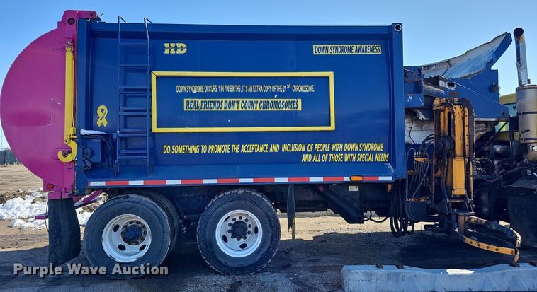 image for item DO4268 2007 Perterbilt 320  refuse truck