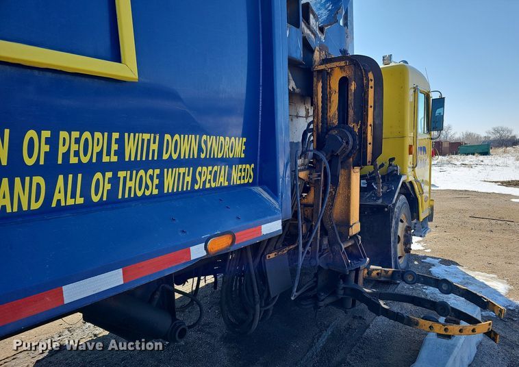 image for item DO4268 2007 Perterbilt 320  refuse truck