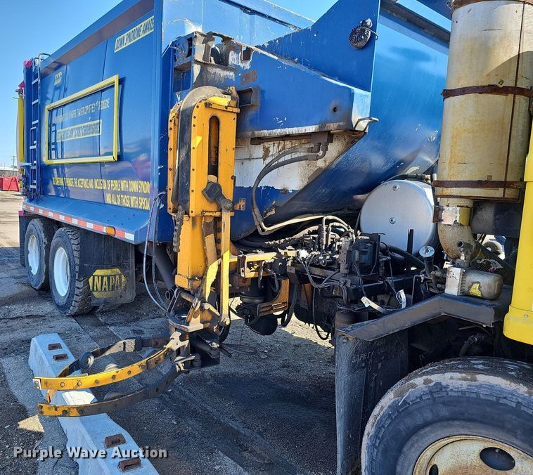 image for item DO4268 2007 Perterbilt 320  refuse truck