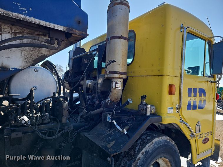 image for item DO4268 2007 Perterbilt 320  refuse truck