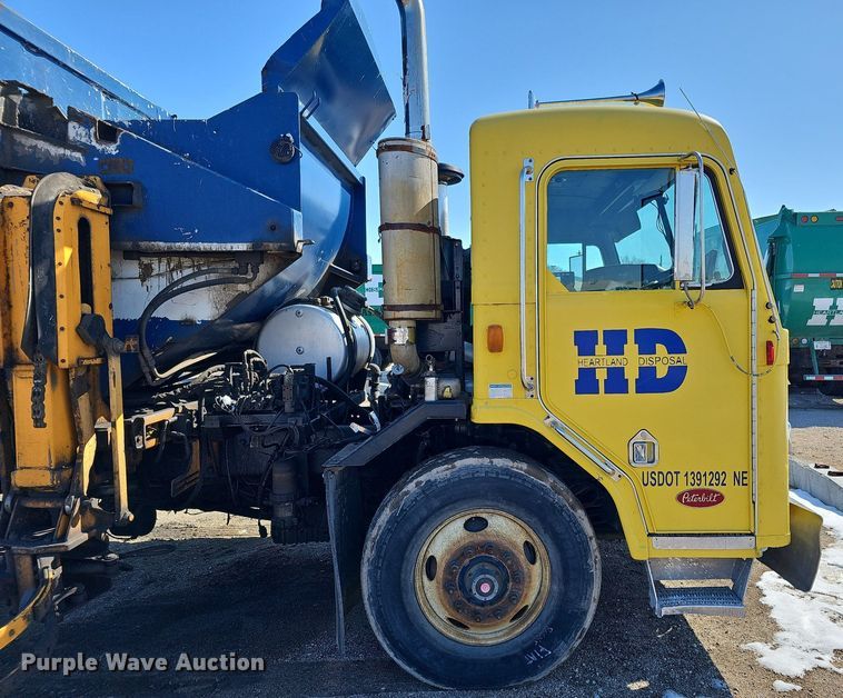 image for item DO4268 2007 Perterbilt 320  refuse truck