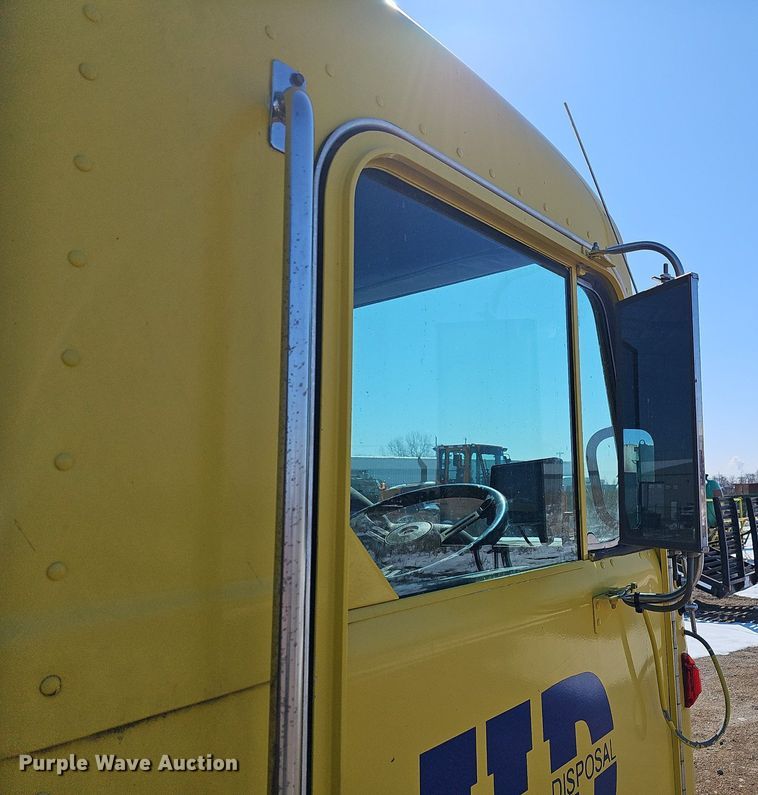 image for item DO4268 2007 Perterbilt 320  refuse truck