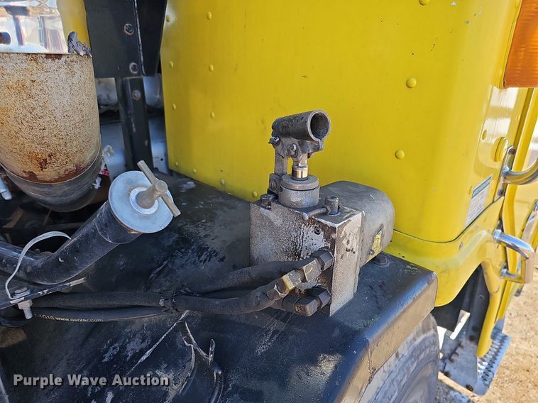 image for item DO4268 2007 Perterbilt 320  refuse truck