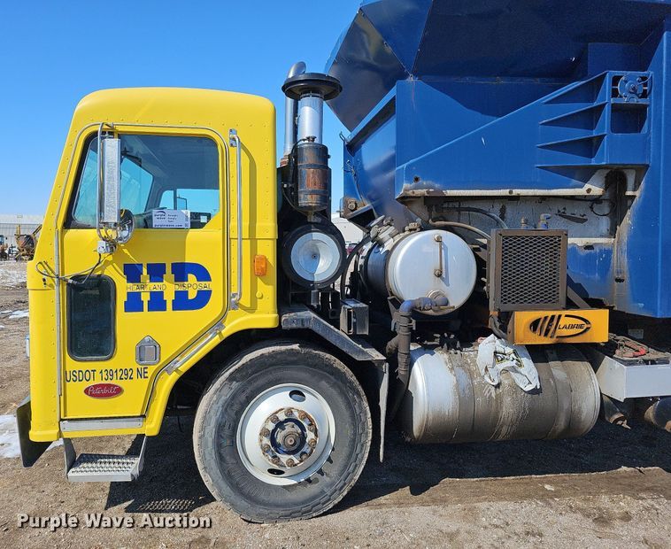 image for item DO4268 2007 Perterbilt 320  refuse truck