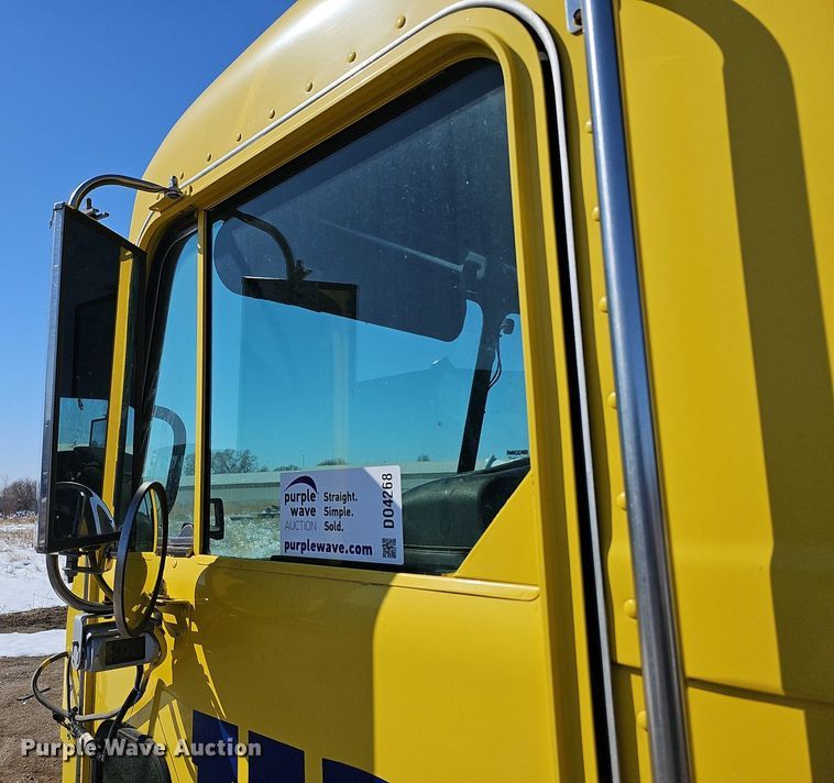 image for item DO4268 2007 Perterbilt 320  refuse truck