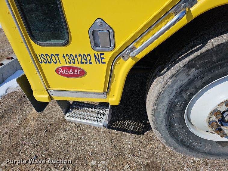 image for item DO4268 2007 Perterbilt 320  refuse truck