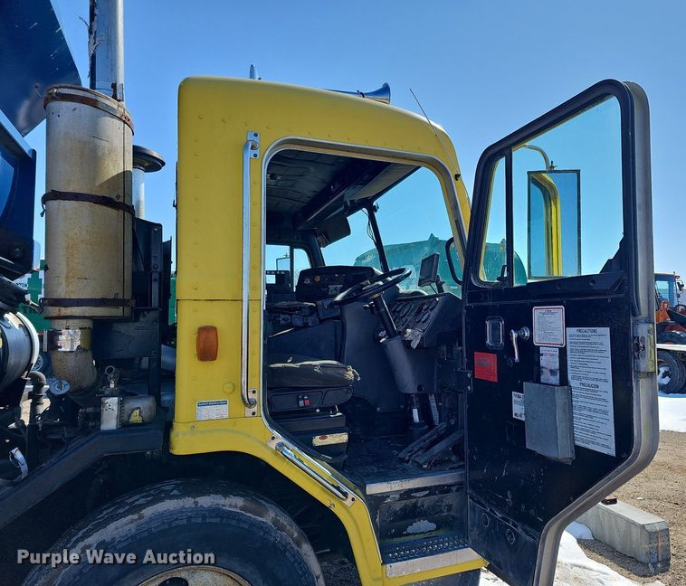 image for item DO4268 2007 Perterbilt 320  refuse truck