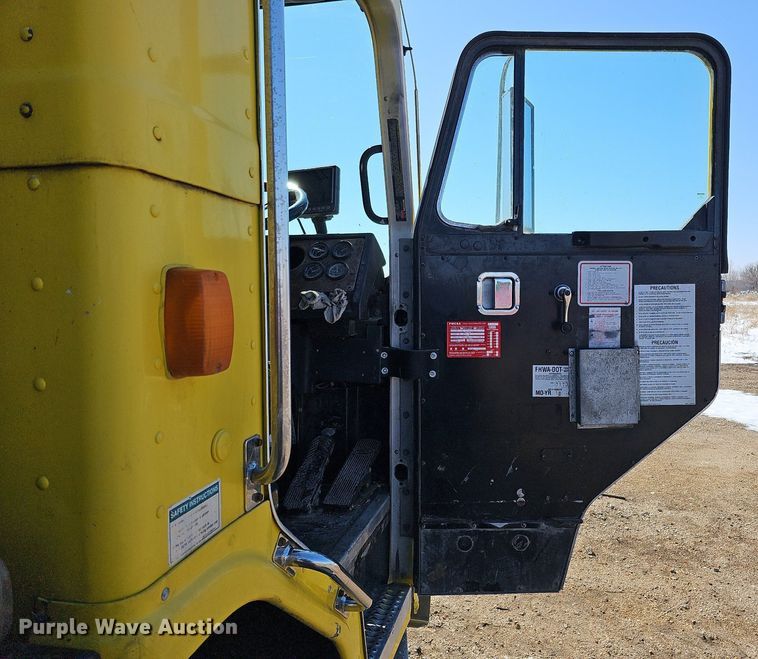 image for item DO4268 2007 Perterbilt 320  refuse truck