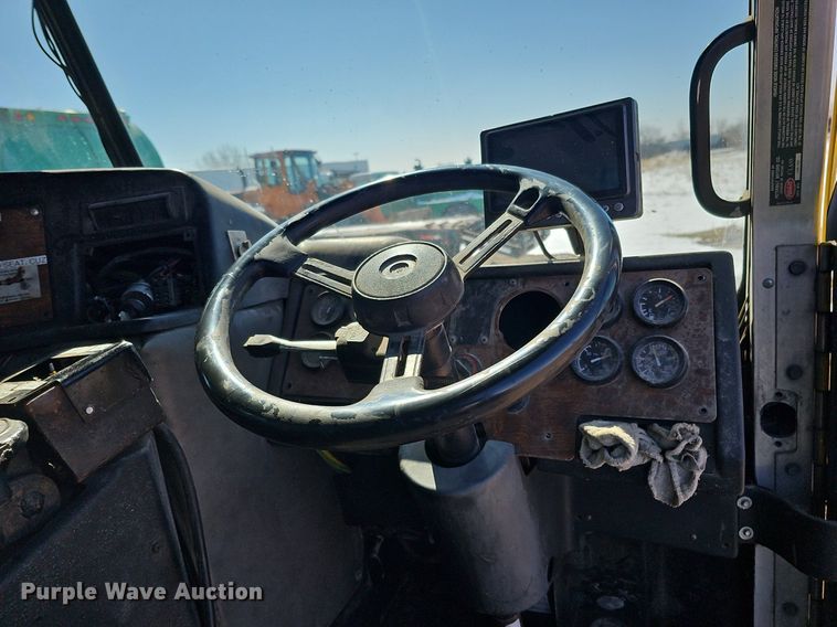 image for item DO4268 2007 Perterbilt 320  refuse truck