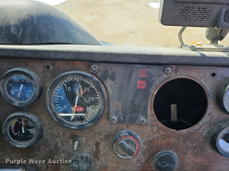 image for item DO4268 2007 Perterbilt 320  refuse truck