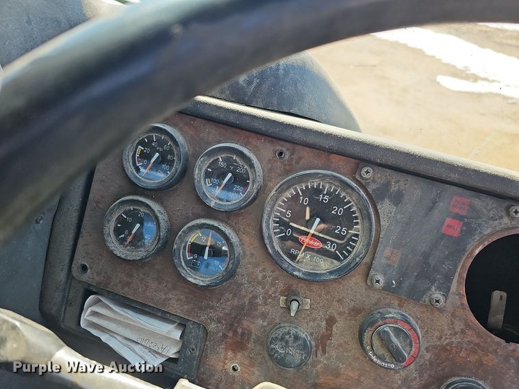 image for item DO4268 2007 Perterbilt 320  refuse truck