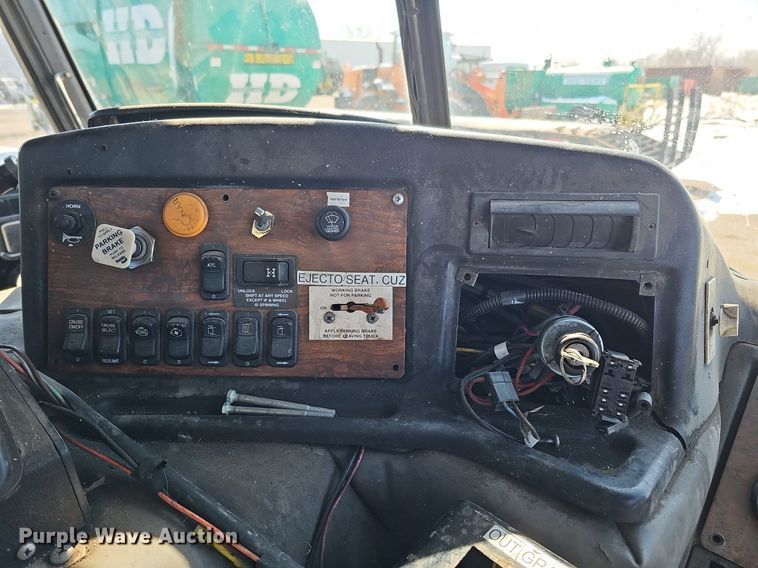 image for item DO4268 2007 Perterbilt 320  refuse truck