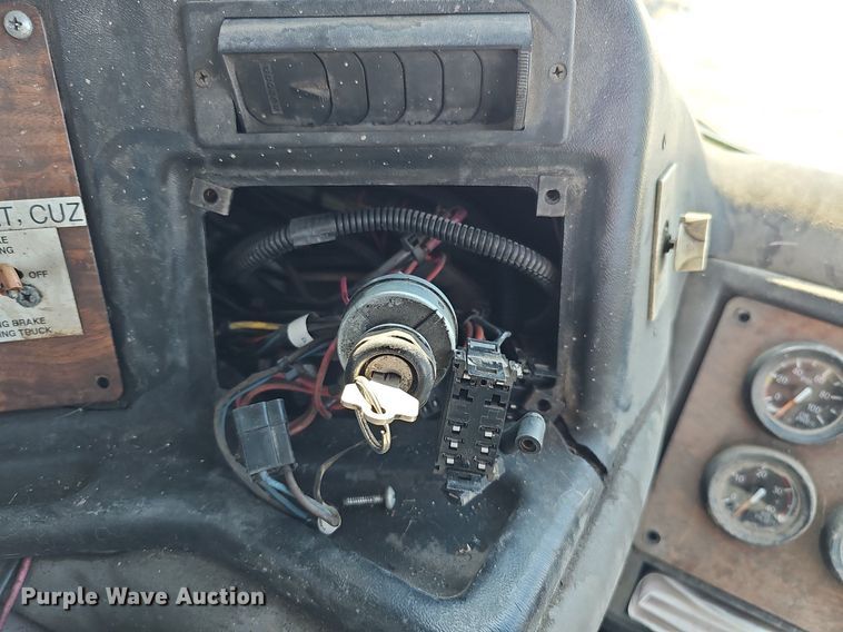 image for item DO4268 2007 Perterbilt 320  refuse truck