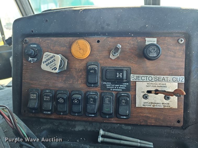 image for item DO4268 2007 Perterbilt 320  refuse truck