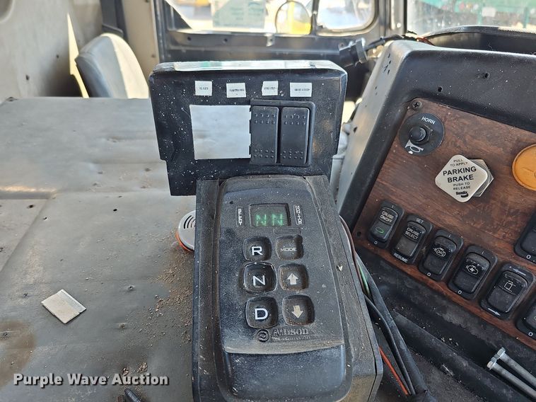 image for item DO4268 2007 Perterbilt 320  refuse truck