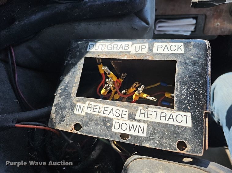 image for item DO4268 2007 Perterbilt 320  refuse truck