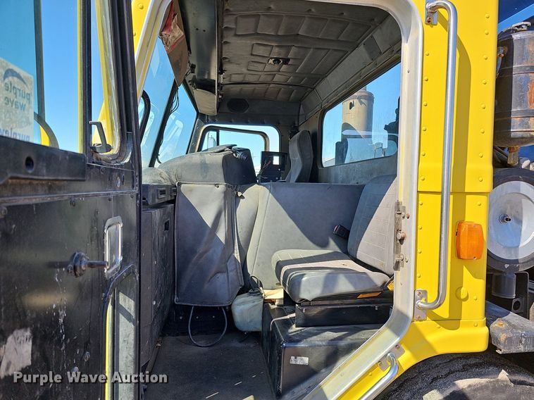 image for item DO4268 2007 Perterbilt 320  refuse truck