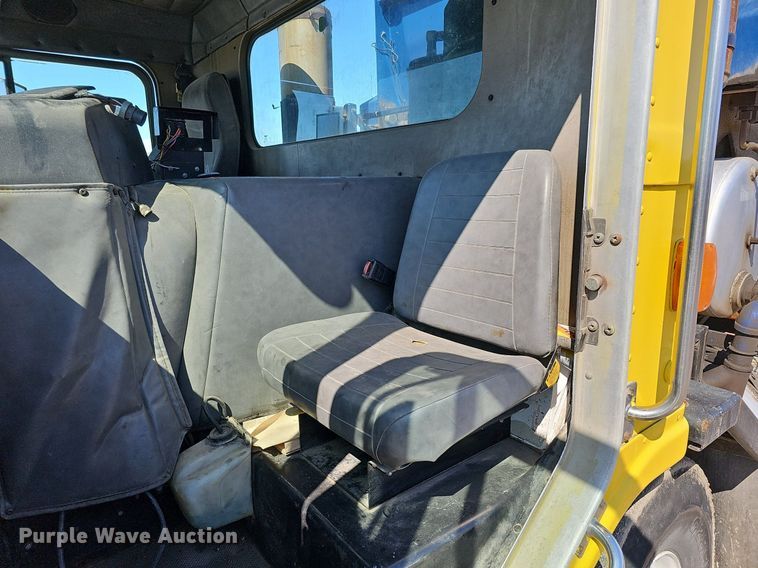 image for item DO4268 2007 Perterbilt 320  refuse truck