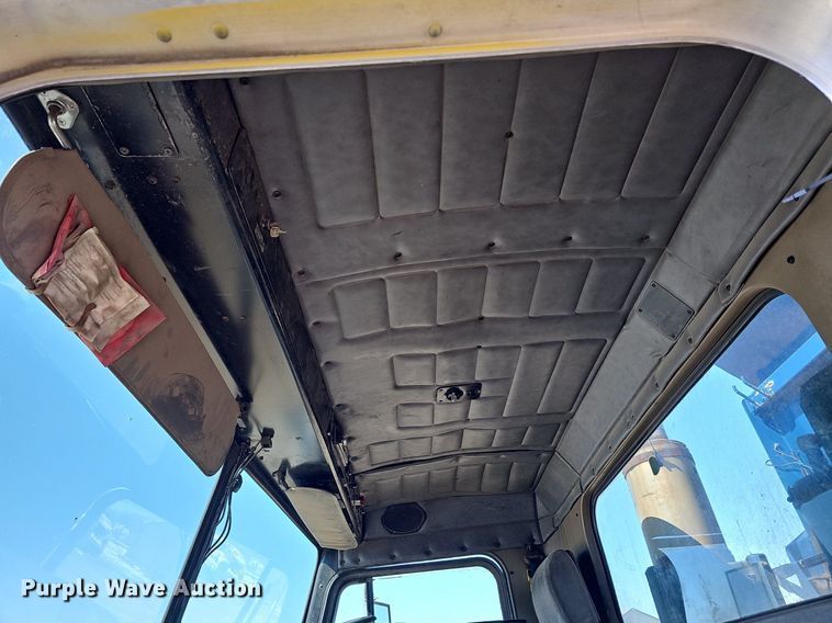 image for item DO4268 2007 Perterbilt 320  refuse truck