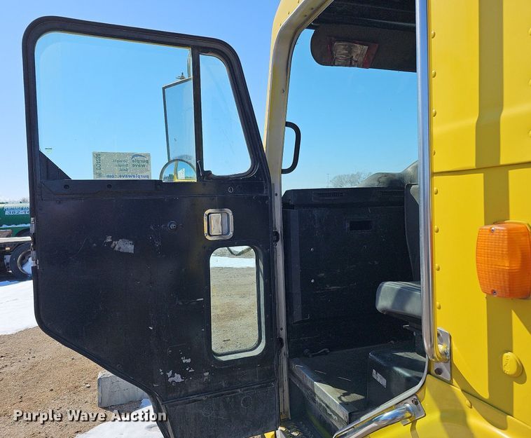 image for item DO4268 2007 Perterbilt 320  refuse truck