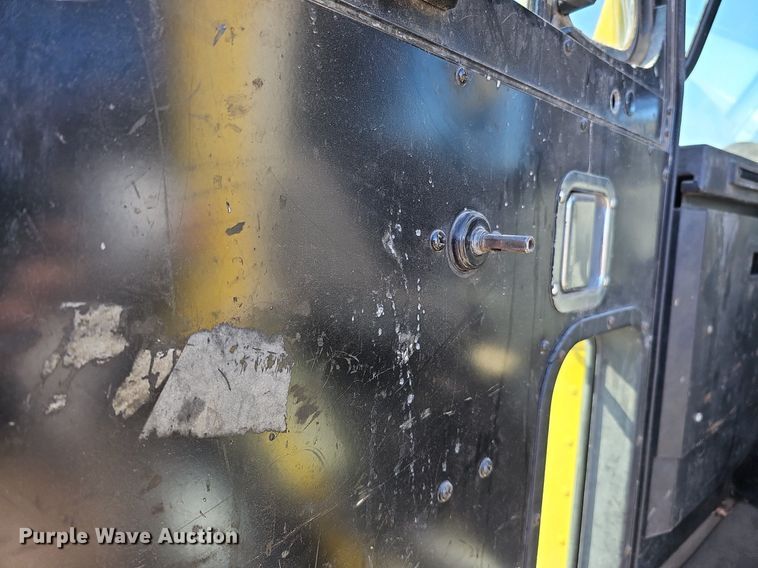 image for item DO4268 2007 Perterbilt 320  refuse truck