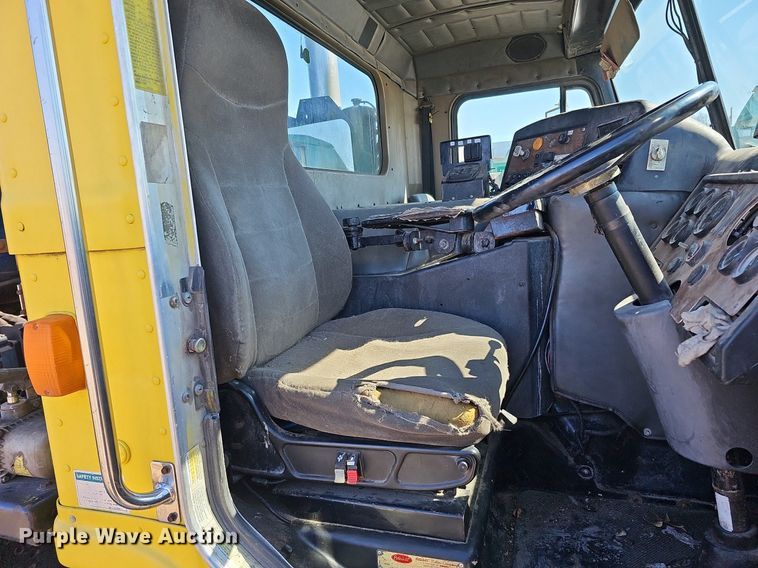 image for item DO4268 2007 Perterbilt 320  refuse truck