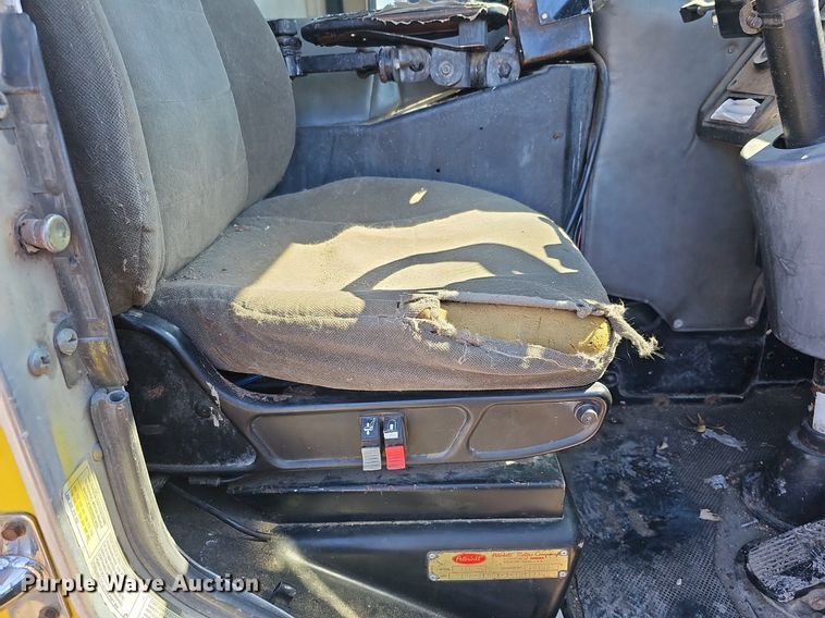 image for item DO4268 2007 Perterbilt 320  refuse truck