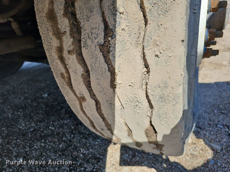 image for item DO4268 2007 Perterbilt 320  refuse truck