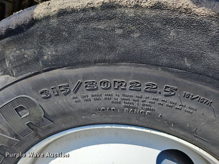 image for item DO4268 2007 Perterbilt 320  refuse truck