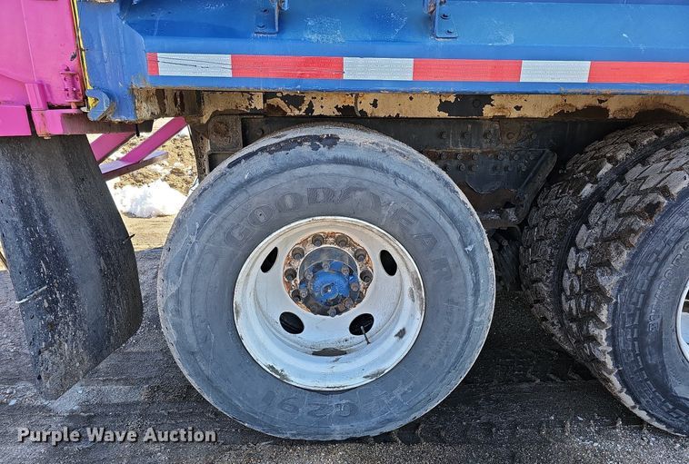 image for item DO4268 2007 Perterbilt 320  refuse truck