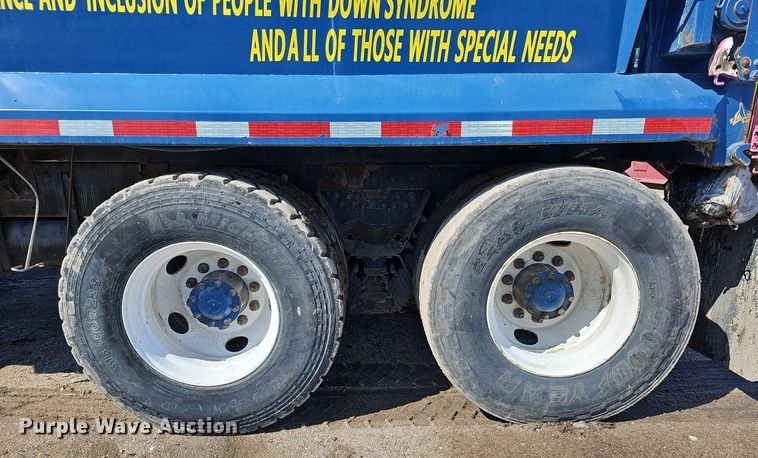 image for item DO4268 2007 Perterbilt 320  refuse truck