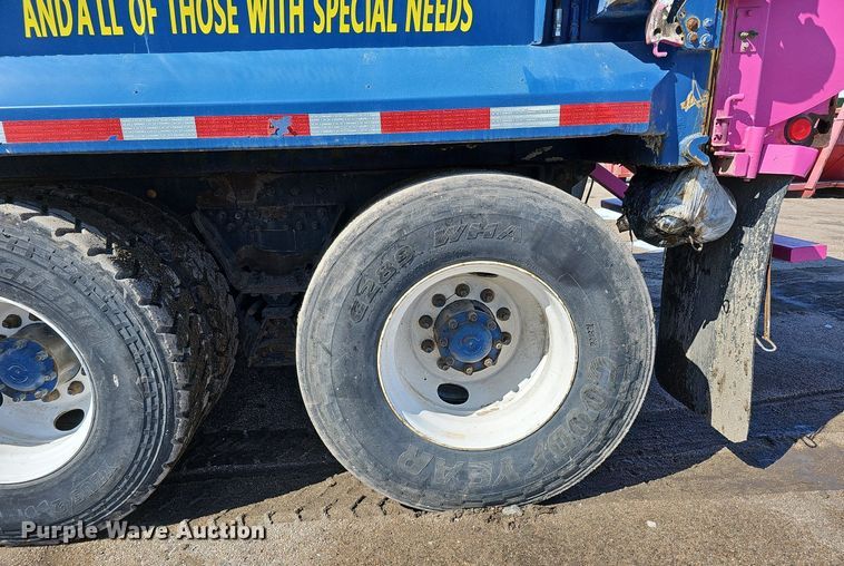 image for item DO4268 2007 Perterbilt 320  refuse truck