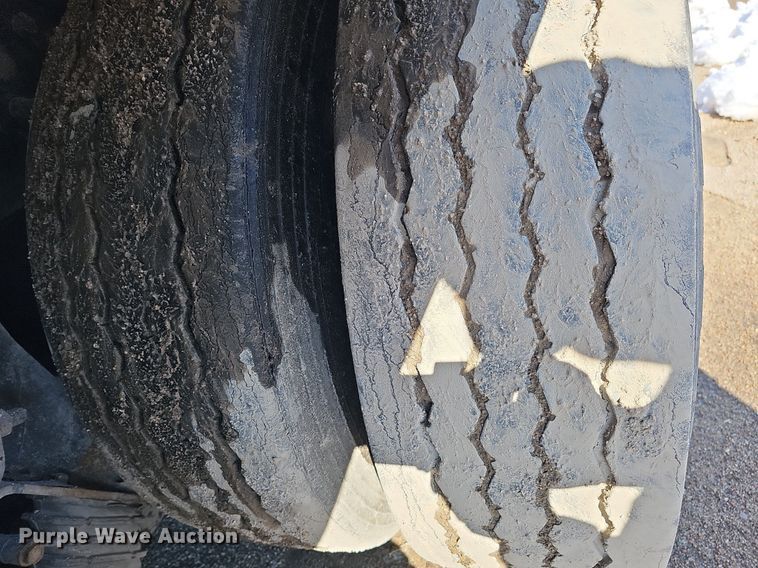 image for item DO4268 2007 Perterbilt 320  refuse truck