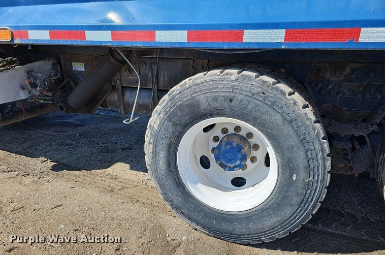 image for item DO4268 2007 Perterbilt 320  refuse truck