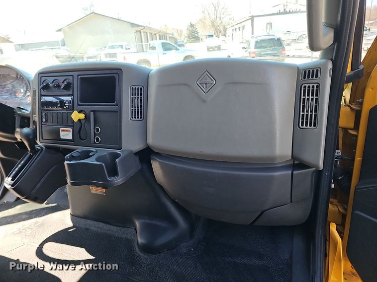 image for item DO4269 2018 International 4300  box truck