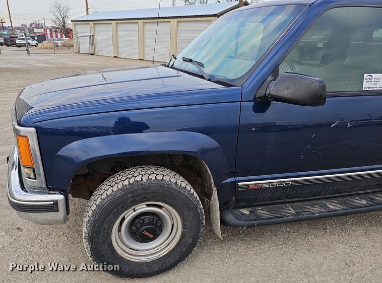 image for item DO4271 1996 GMC Suburban 2500 SL  SUV