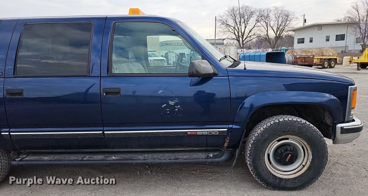 image for item DO4271 1996 GMC Suburban 2500 SL  SUV