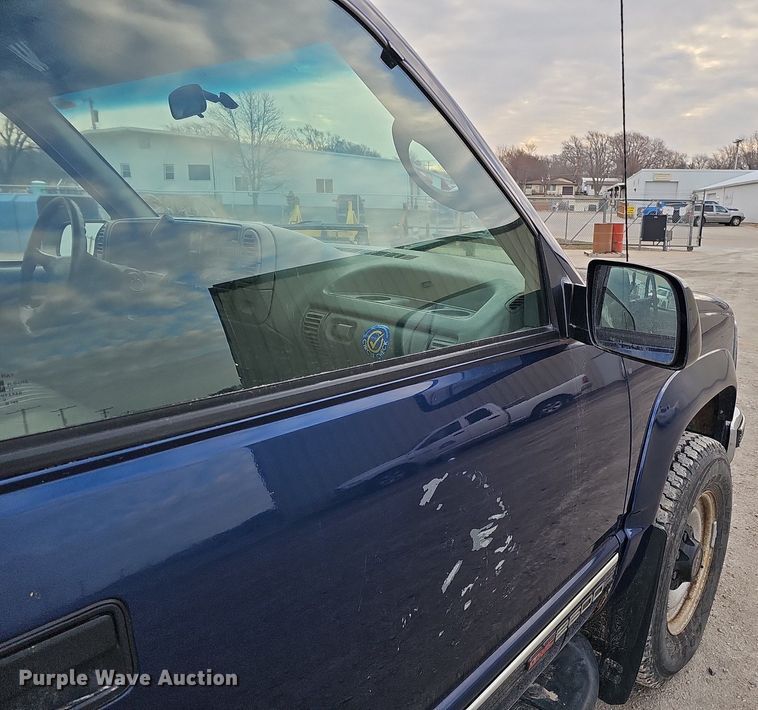 image for item DO4271 1996 GMC Suburban 2500 SL  SUV