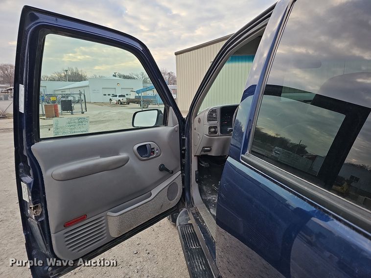 image for item DO4271 1996 GMC Suburban 2500 SL  SUV