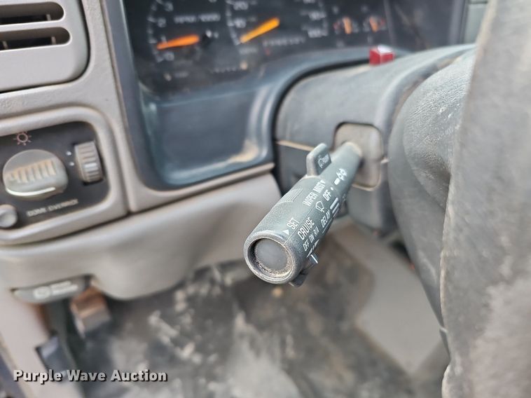 image for item DO4271 1996 GMC Suburban 2500 SL  SUV