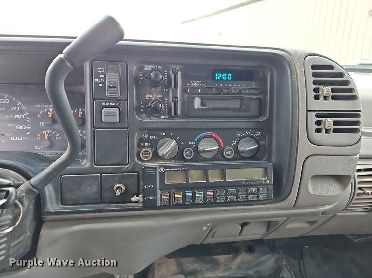 image for item DO4271 1996 GMC Suburban 2500 SL  SUV