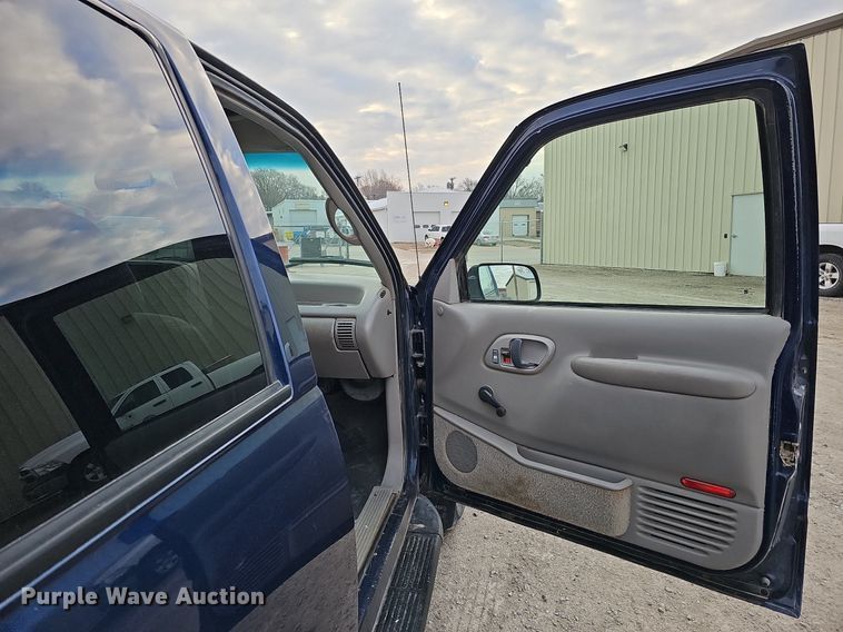 image for item DO4271 1996 GMC Suburban 2500 SL  SUV