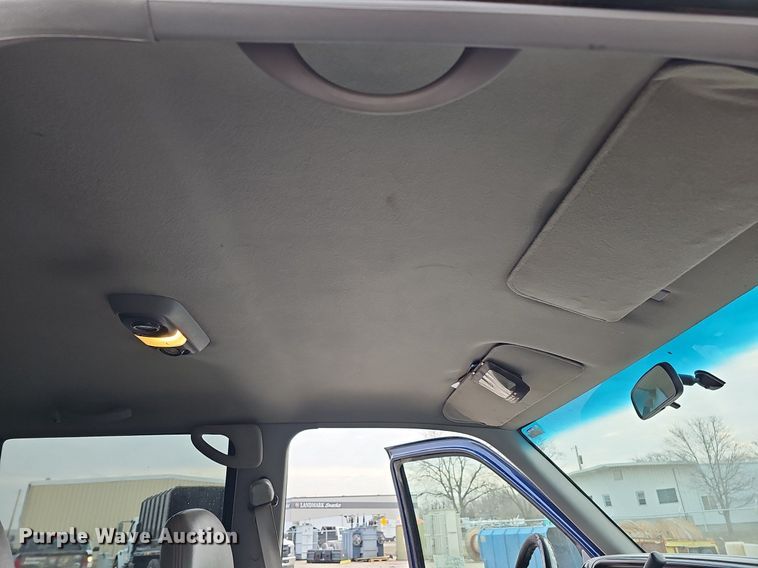 image for item DO4271 1996 GMC Suburban 2500 SL  SUV