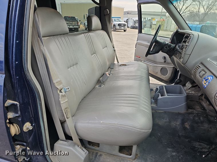 image for item DO4271 1996 GMC Suburban 2500 SL  SUV