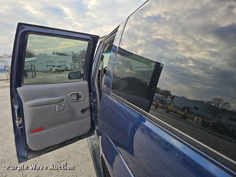 image for item DO4271 1996 GMC Suburban 2500 SL  SUV