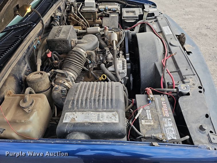 image for item DO4271 1996 GMC Suburban 2500 SL  SUV