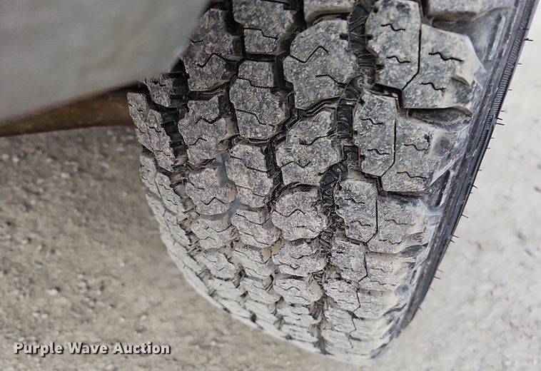 image for item DO4271 1996 GMC Suburban 2500 SL  SUV